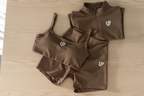 Conjunto 3 Piezas Mocha - Top + Short + Chaqueta Deportiva